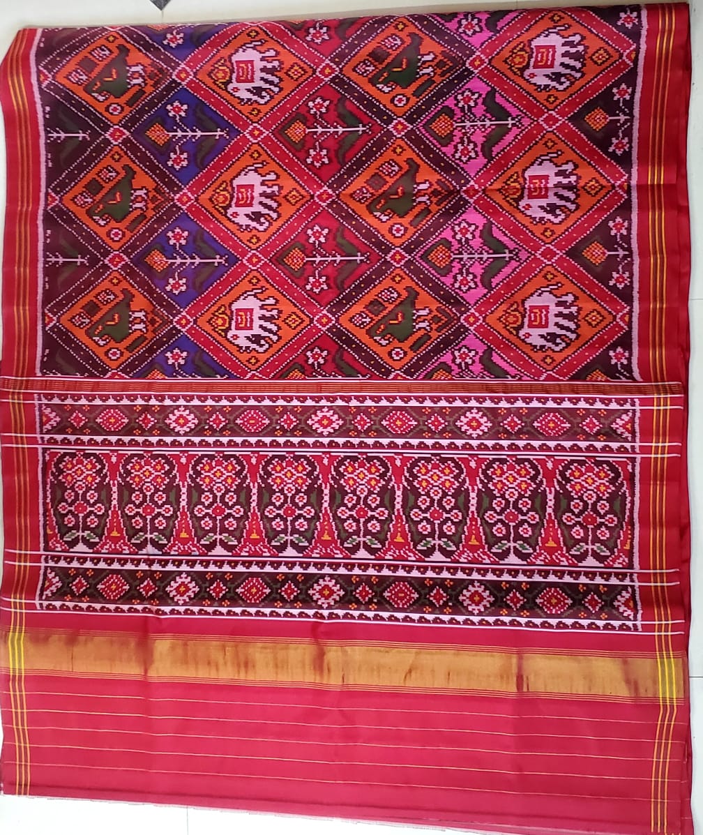 VIVID TAPESTRY:  CRIMSON AND MAGENTA PATOLA SILK SAREE FOR GRAND CELEBRATIONS💎
